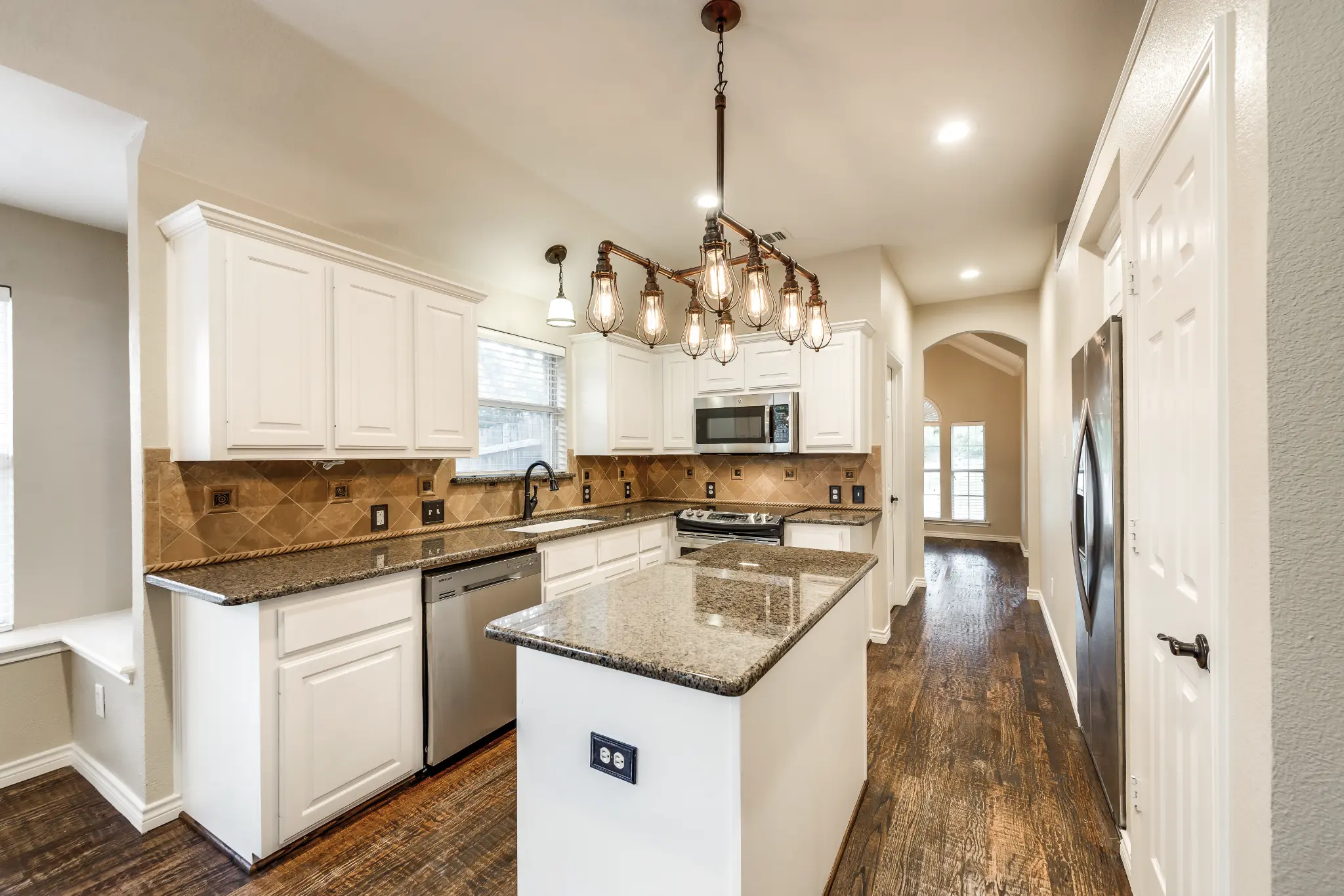 After: Renovated kitchen with granite countertops and new fixtures – 10802 Tree Shadow Ln, Frisco TX