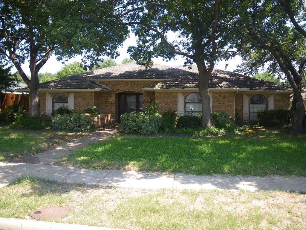Front of house at 625 Wentworth Dr, Richardson TX - DFW I Buy Houses