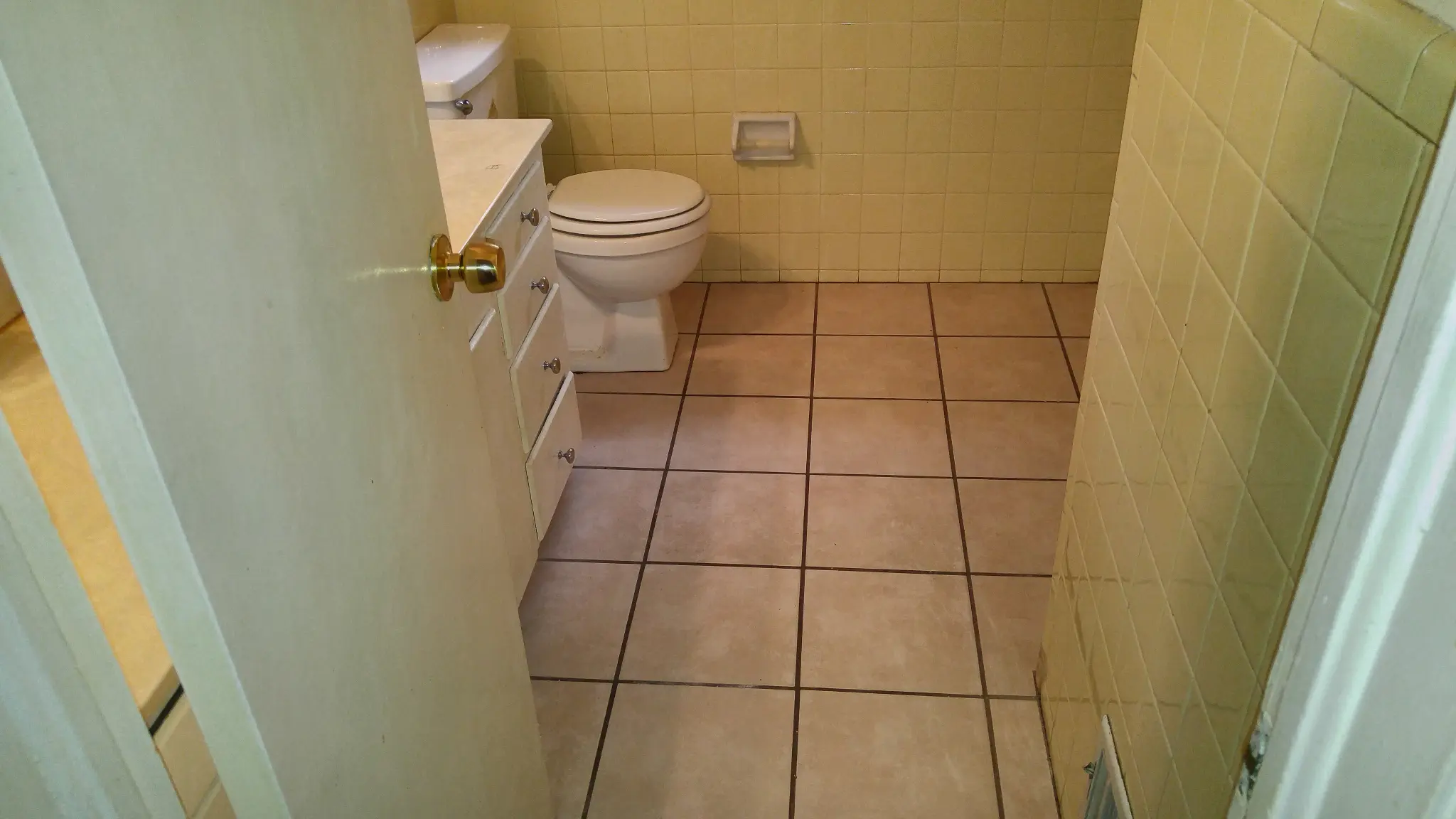 1823 Winthrop St Irving TX bathroom with old yellow tile before renovation - DFW I Buy Houses